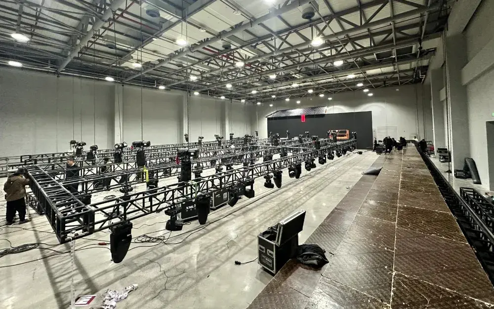 Chantier de construction d'une scène pour un événement d'entreprise