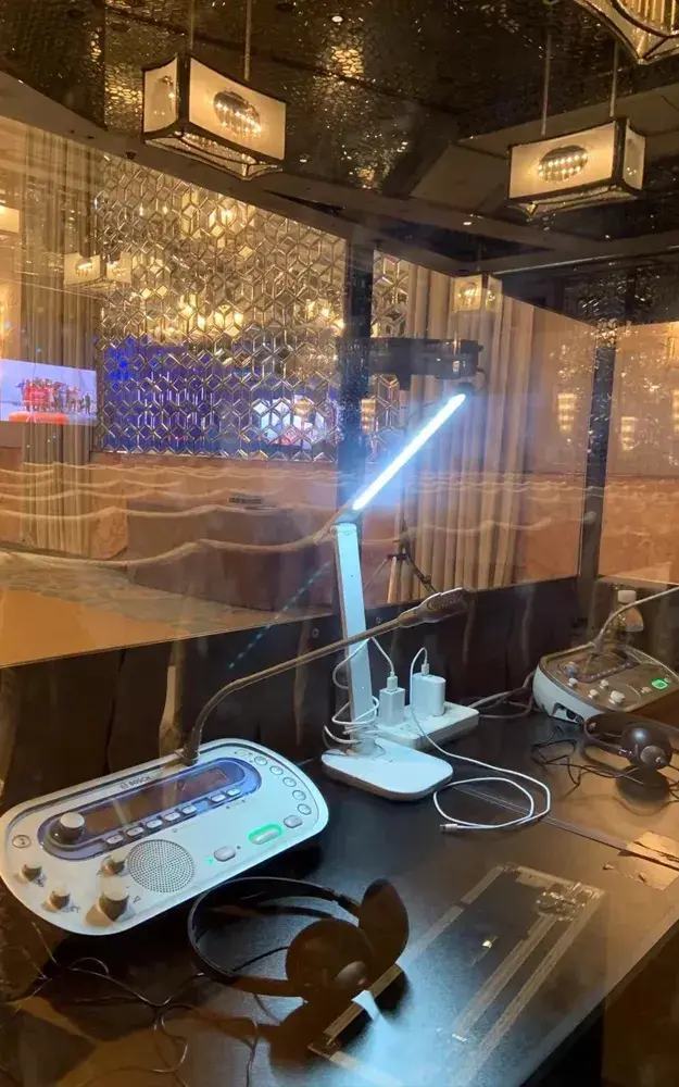 Dans la cabine d'interprétation simultanée