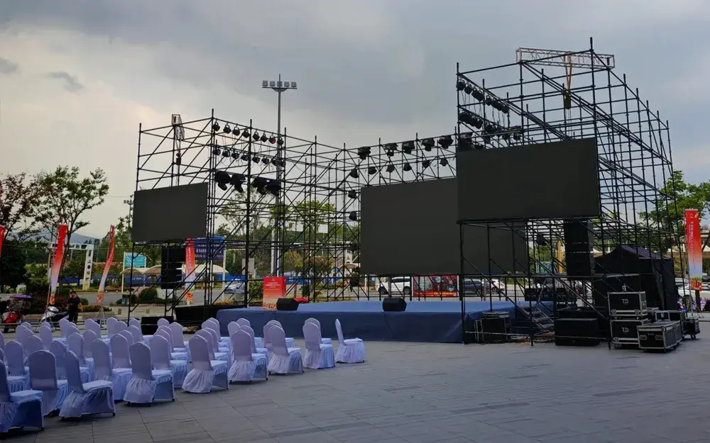 Construction d'une scène de spectacle en plein air