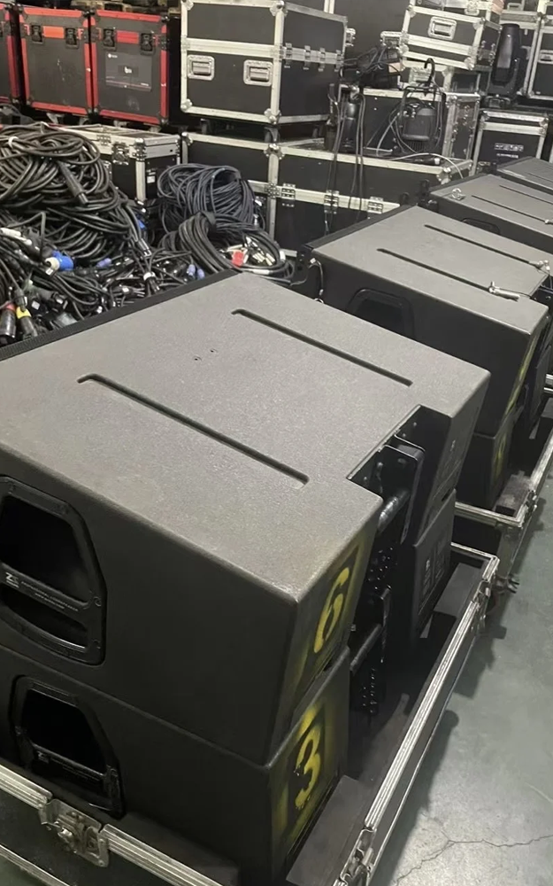 Site d'installation et de mise en service d'une conférence sonore Line array