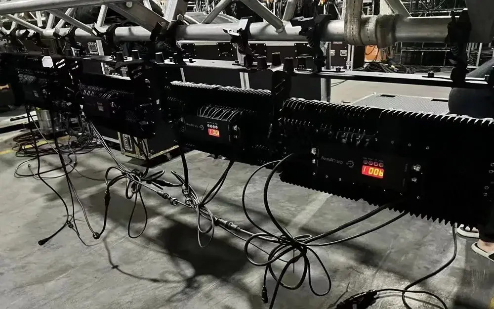 Mise en service de l'équipement d'éclairage pour la construction de la scène