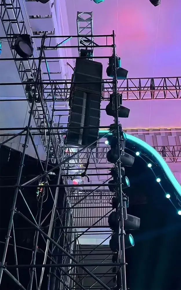 Site de répétition pour l'éclairage de la scène et la construction du son