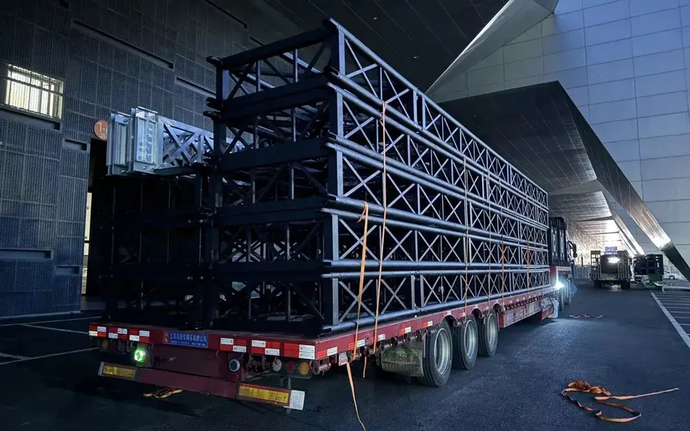 Transport du matériel de scène sur le site