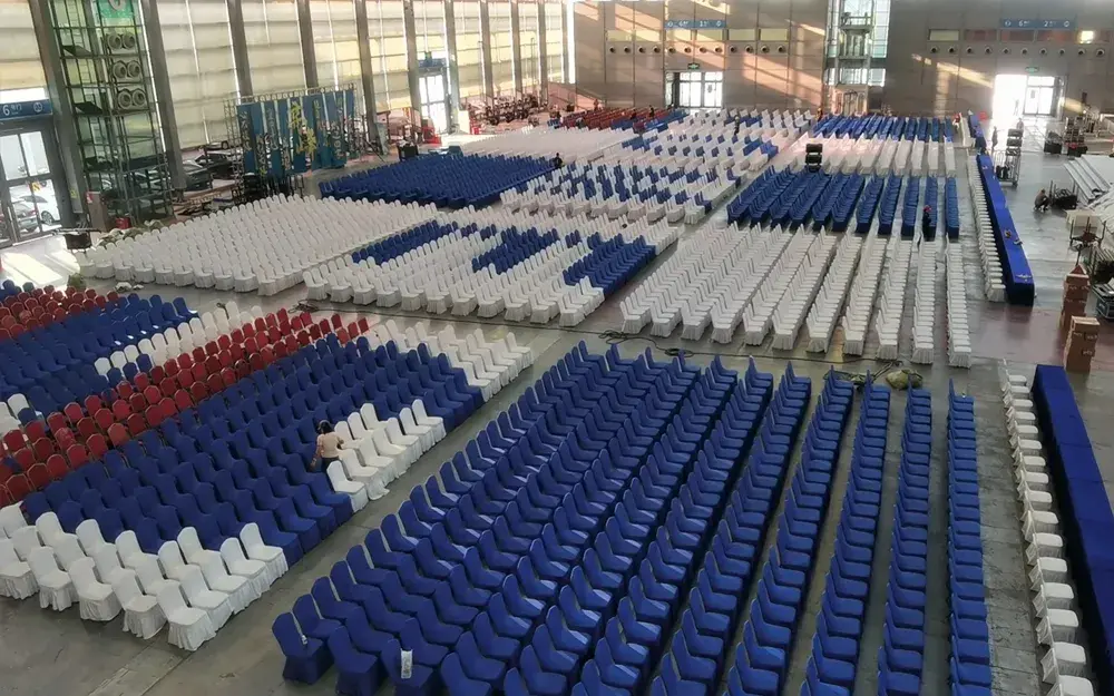 Location d'un grand nombre de chaises de conférence