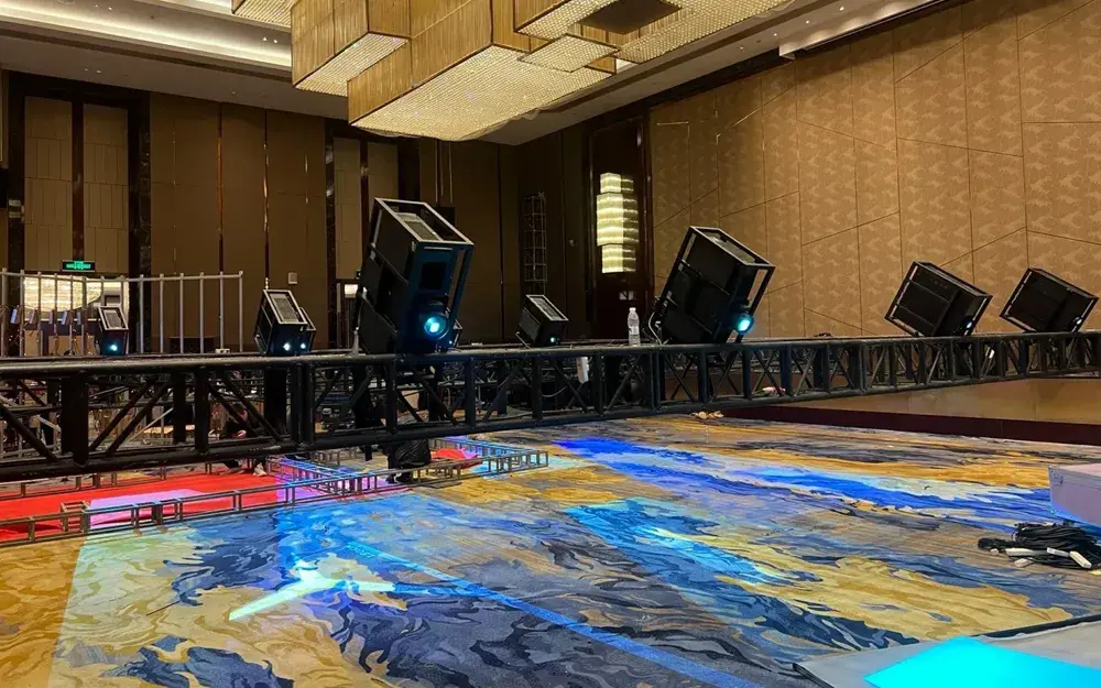 Installation et mise en service d'un projecteur laser en cours